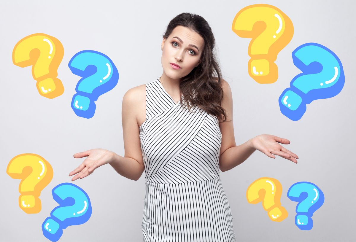 Fiatal, hosszú hajú nő kérdőn tárja szét a kezét csíkos ruhában, sárga és kék kérdőjelek körülötte