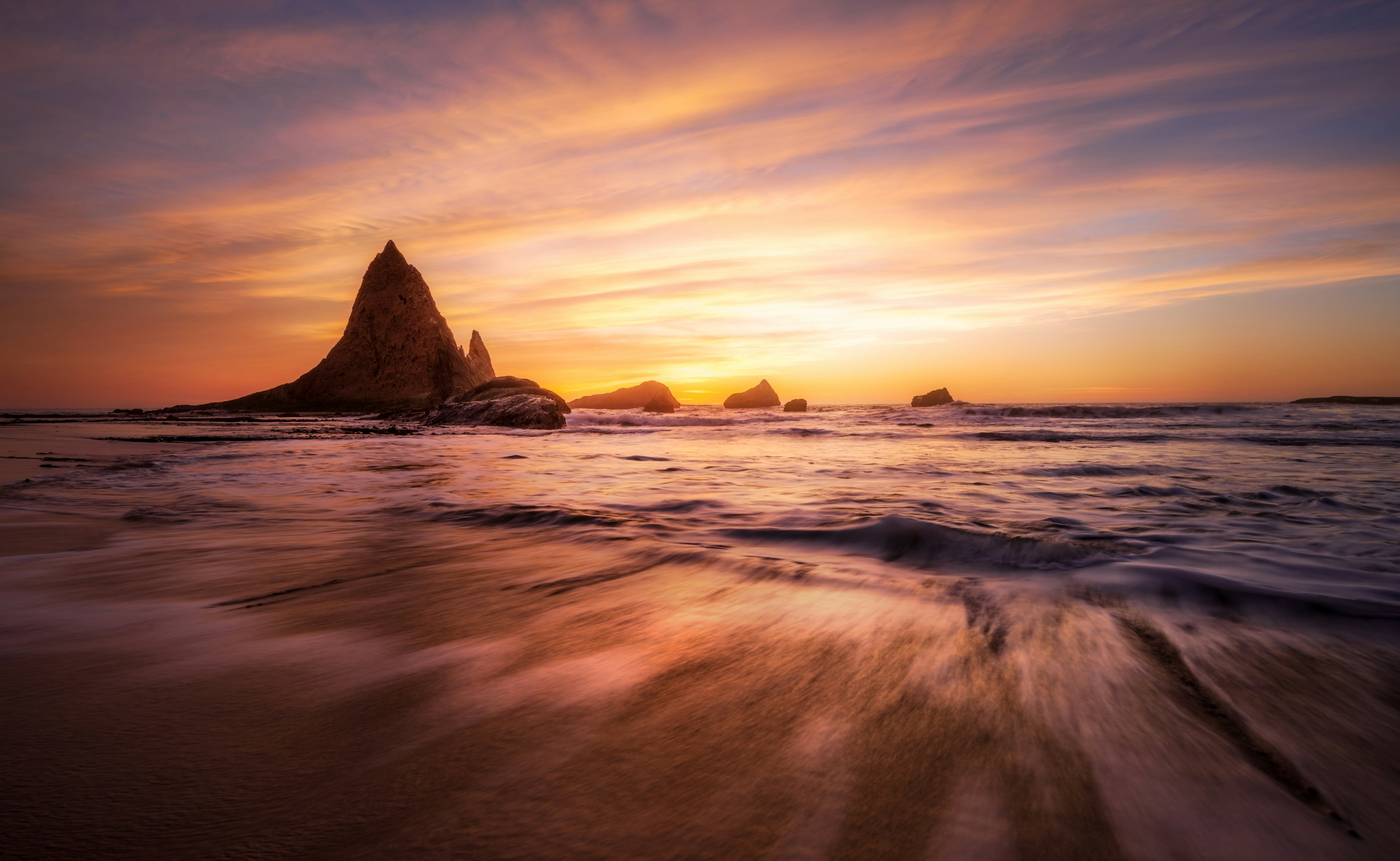 Naplemente sziklákkal az óceán partján