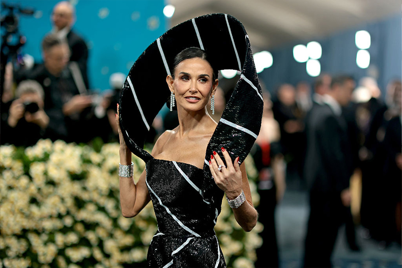 Demi Moore egy fekete-fehér ruhában részt vesz a 2025-ös Met-gálán, amelyen a "Superfine: Tailoring Black Style" volt a téma Metropolitan Museum of Artban, 2025. május 5-én, New Yorkban