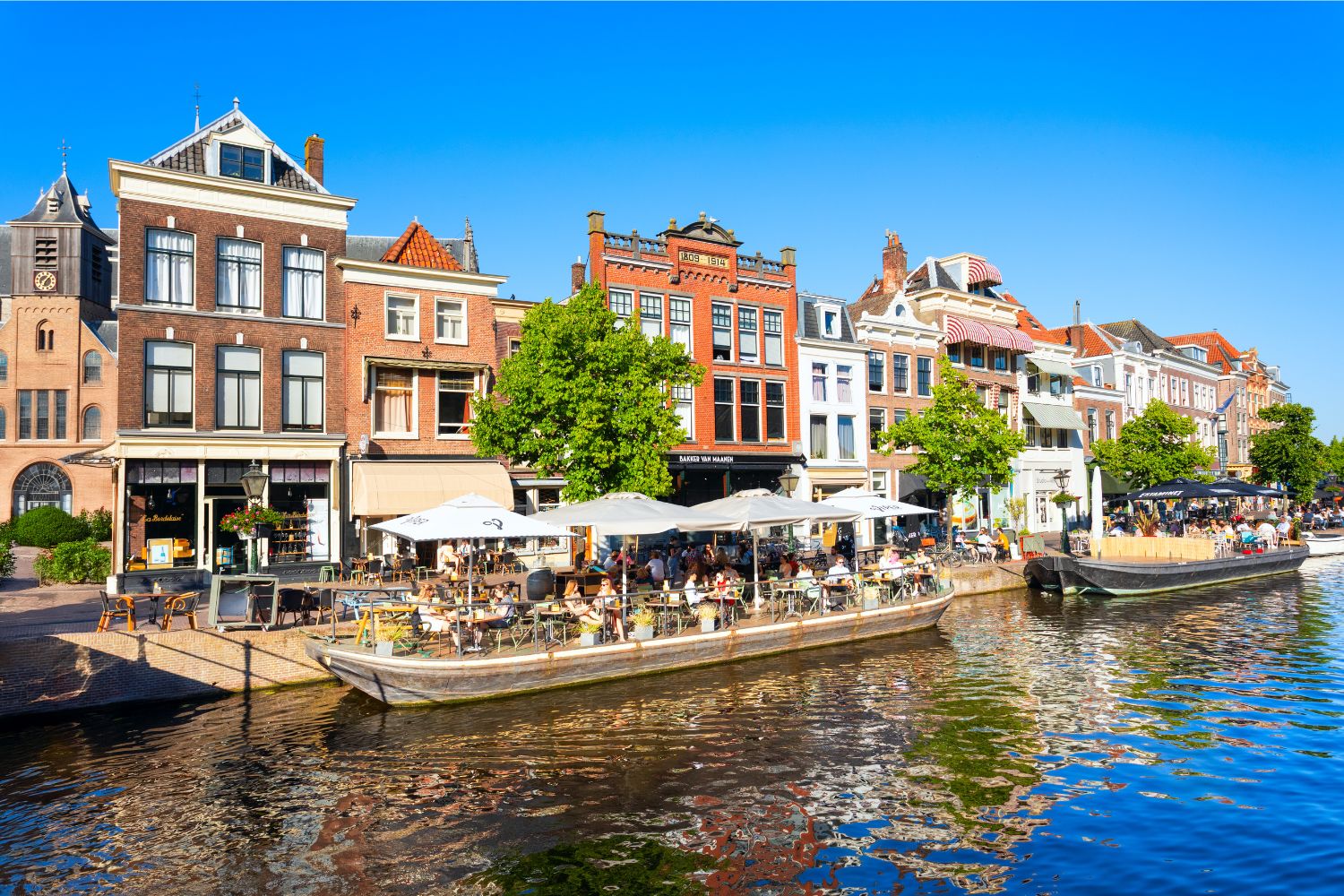 Beilstein, Németország vízparti látképe étteremhajóval