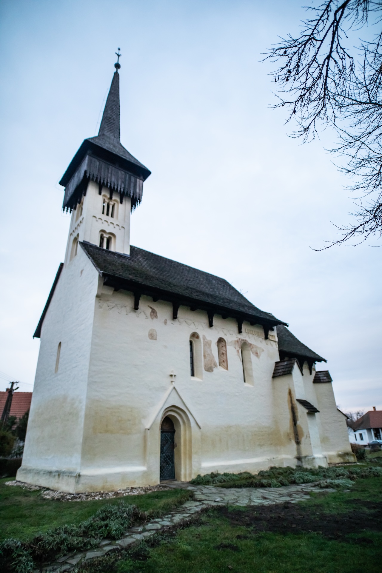  A templom a XIII. század második felében épült a település egyik, a Csaronda-patak által félig ölelt dombjára.