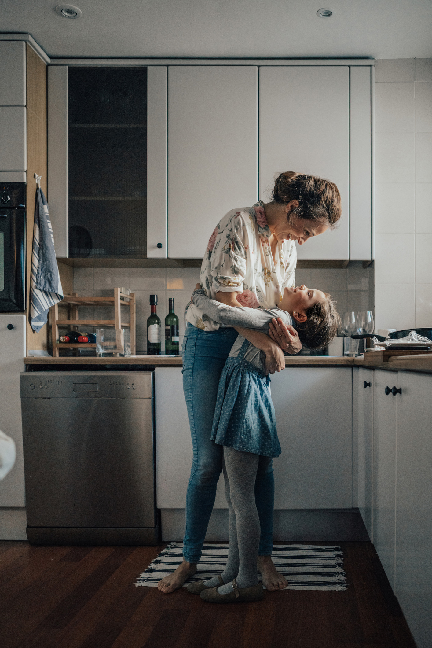 jelek-boldog-gyerek | Marie Claire Egy anya boldogan öleli magához a lányát a konyhában