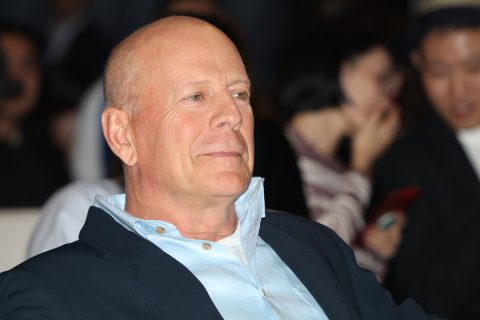 Bruce Willis kék ingben, zakóban, portré