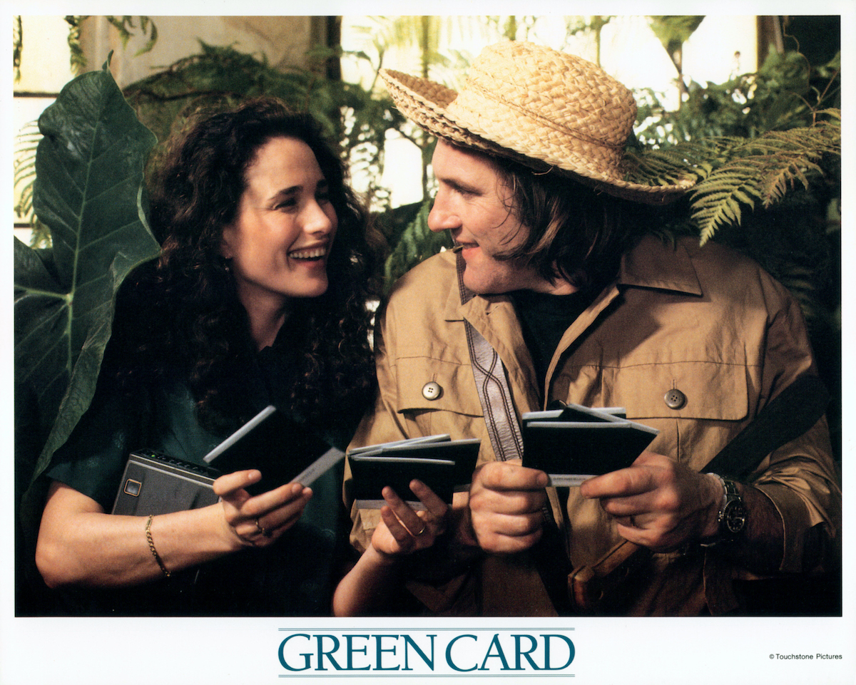 Andie MacDowell és a kalapos Gerard Depardieu egymásra néznek, alul Green Card felirat