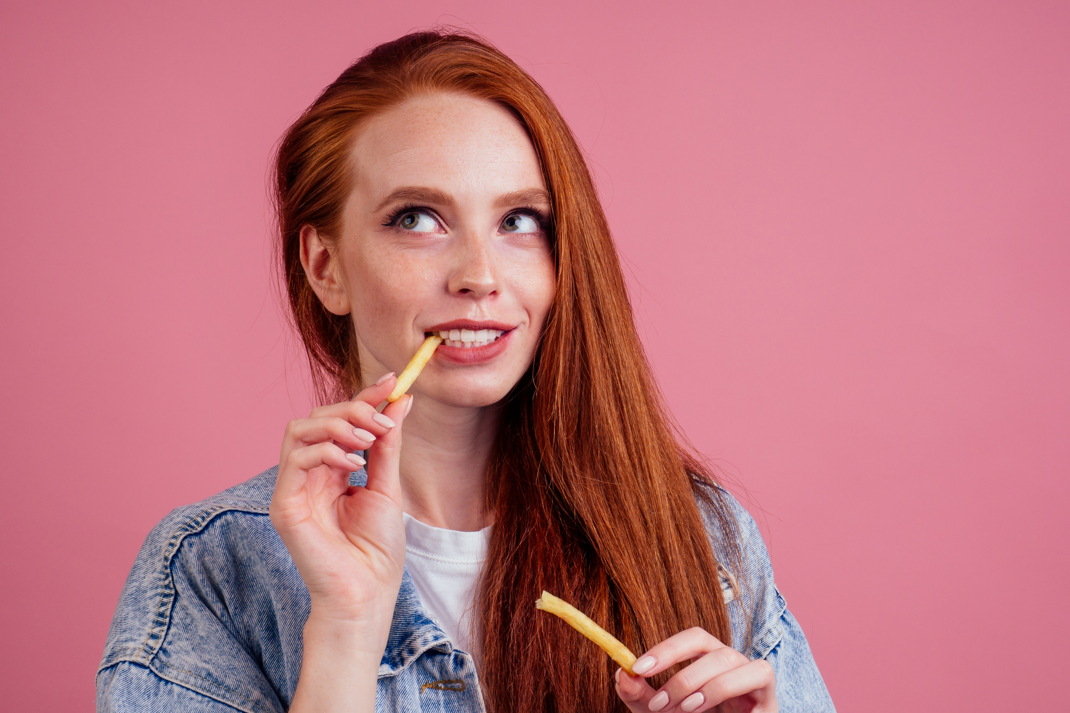 Nő sült krumplit eszik