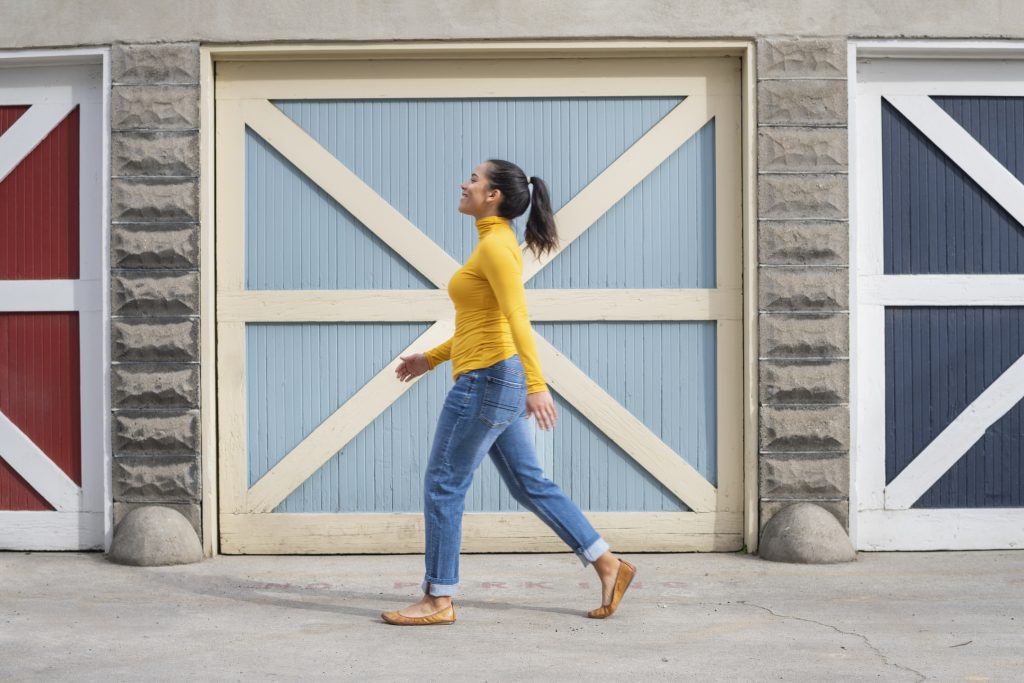 napi-gyaloglas-testmozgas | Marie Claire Fiatal nő sétál