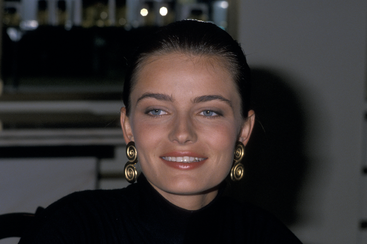 Paulina Porizkova portré – fekete garbóban, nagy arany fülbevalókkal
