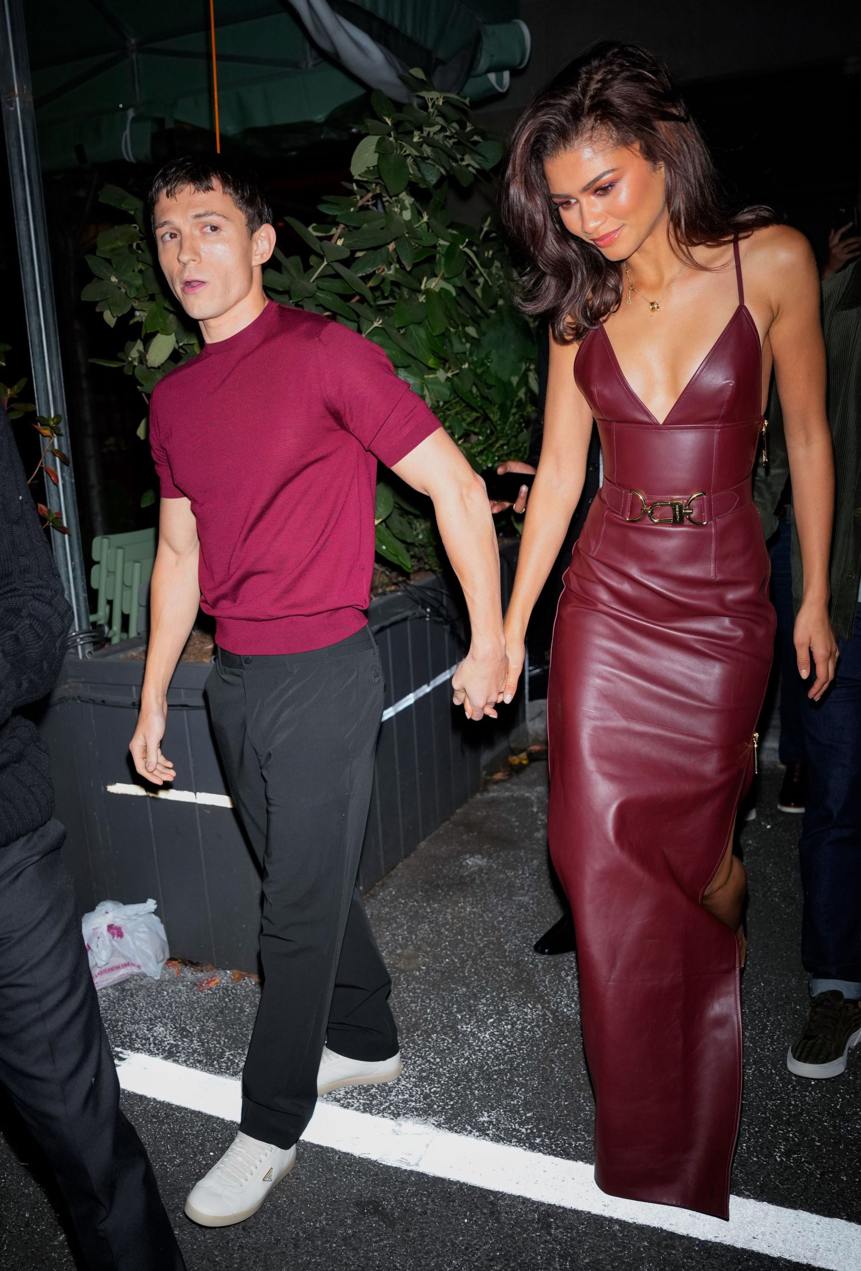 Tom Holland bordó pólóban és Zendaya bordó hosszú ruhában