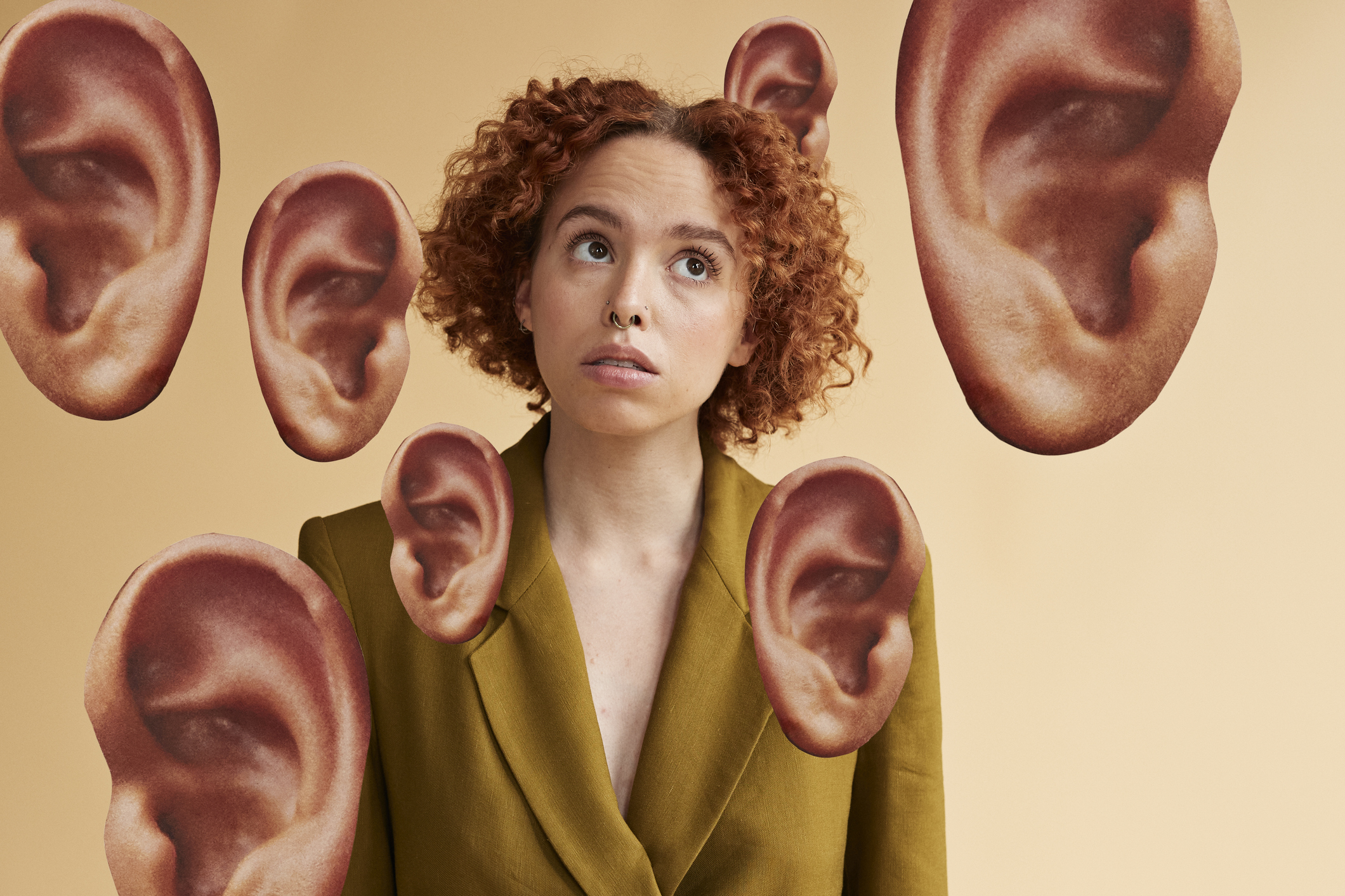 Fiatal nő sok fül között