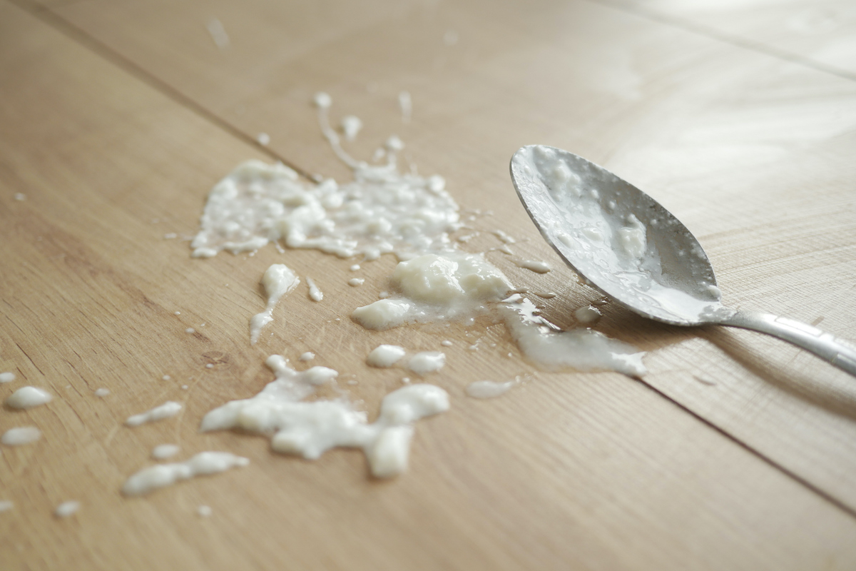 kanál a földön, szétkenődött fehér étel