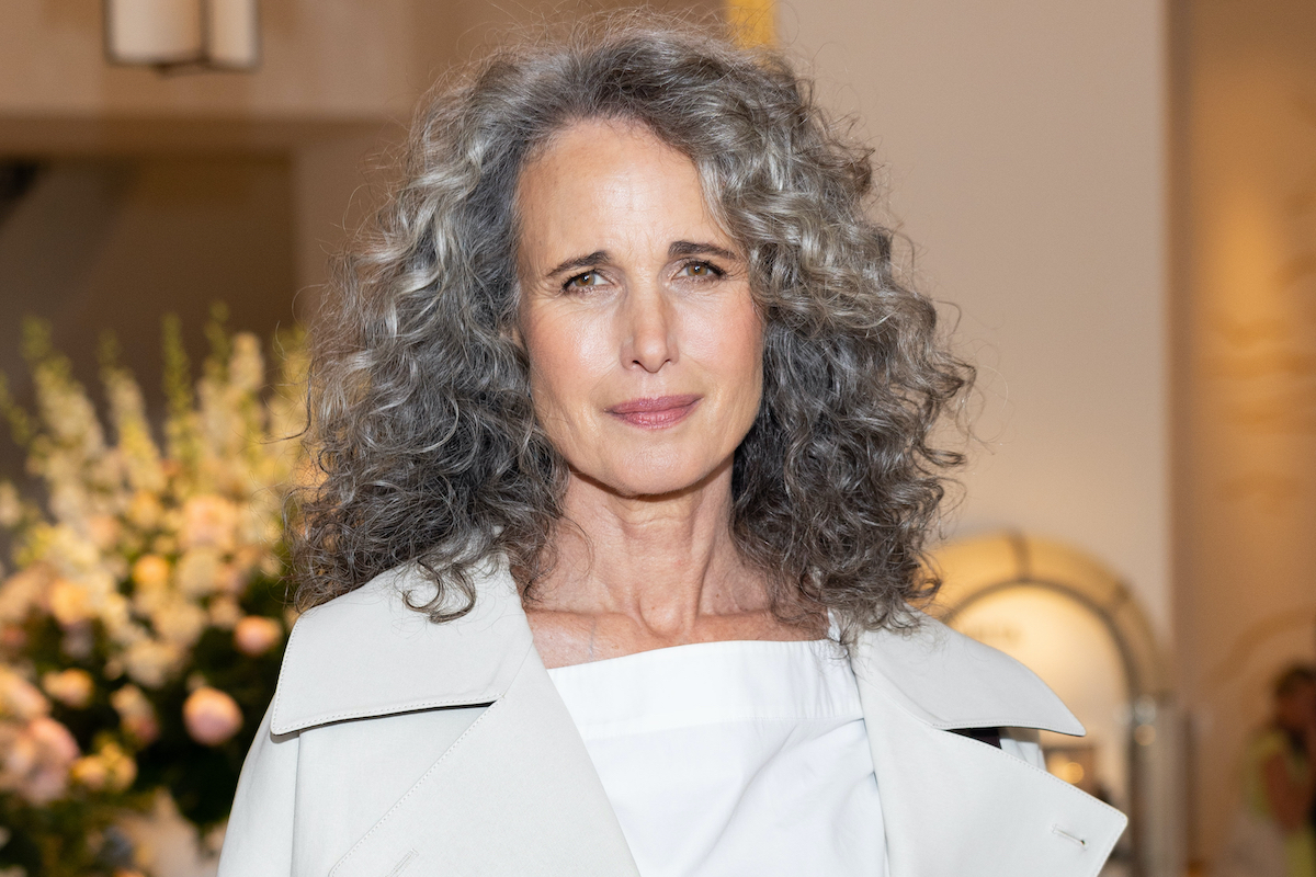 Andie McDowell ősz hajjal, portré