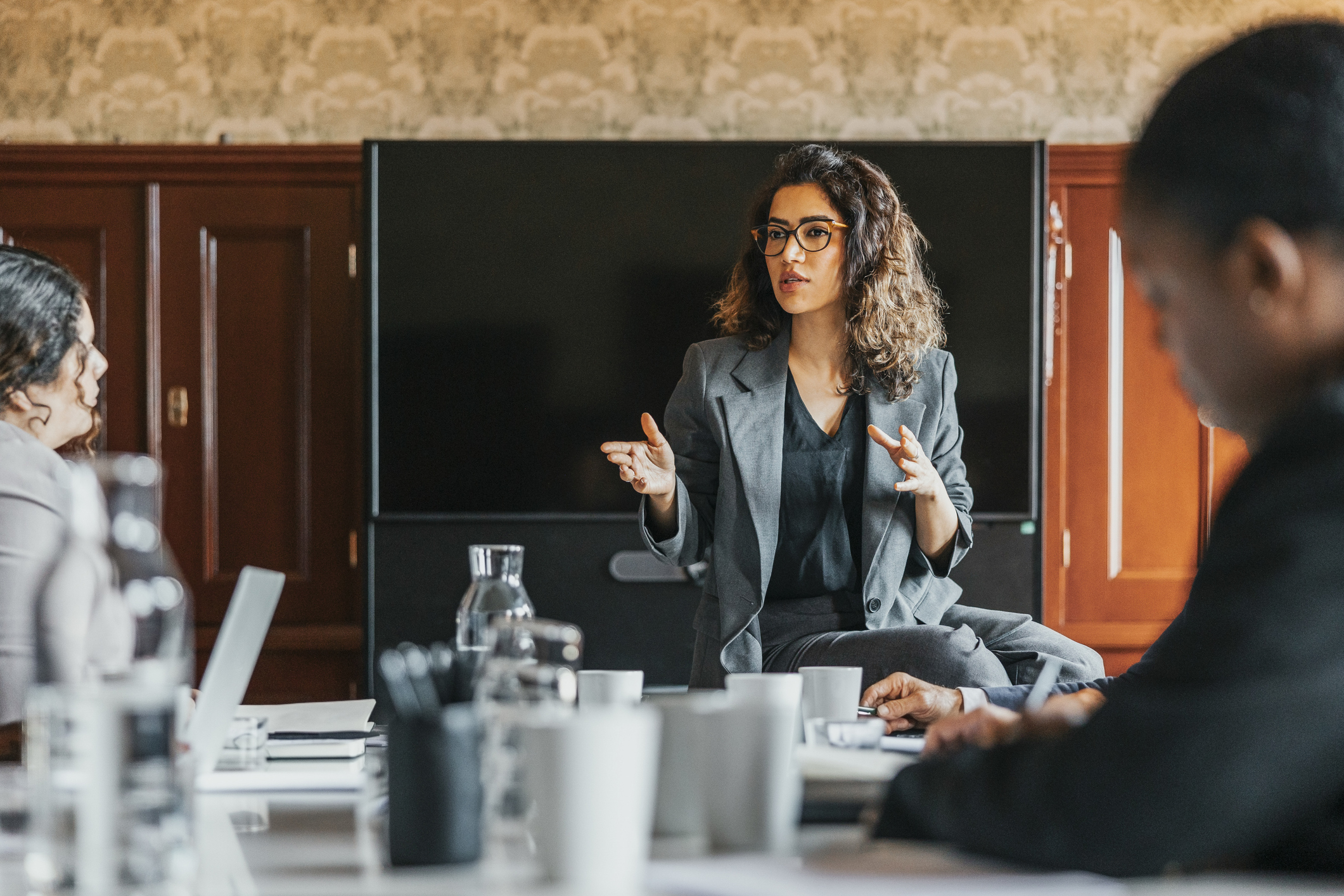 Nő beszél egy megbeszélésen.
