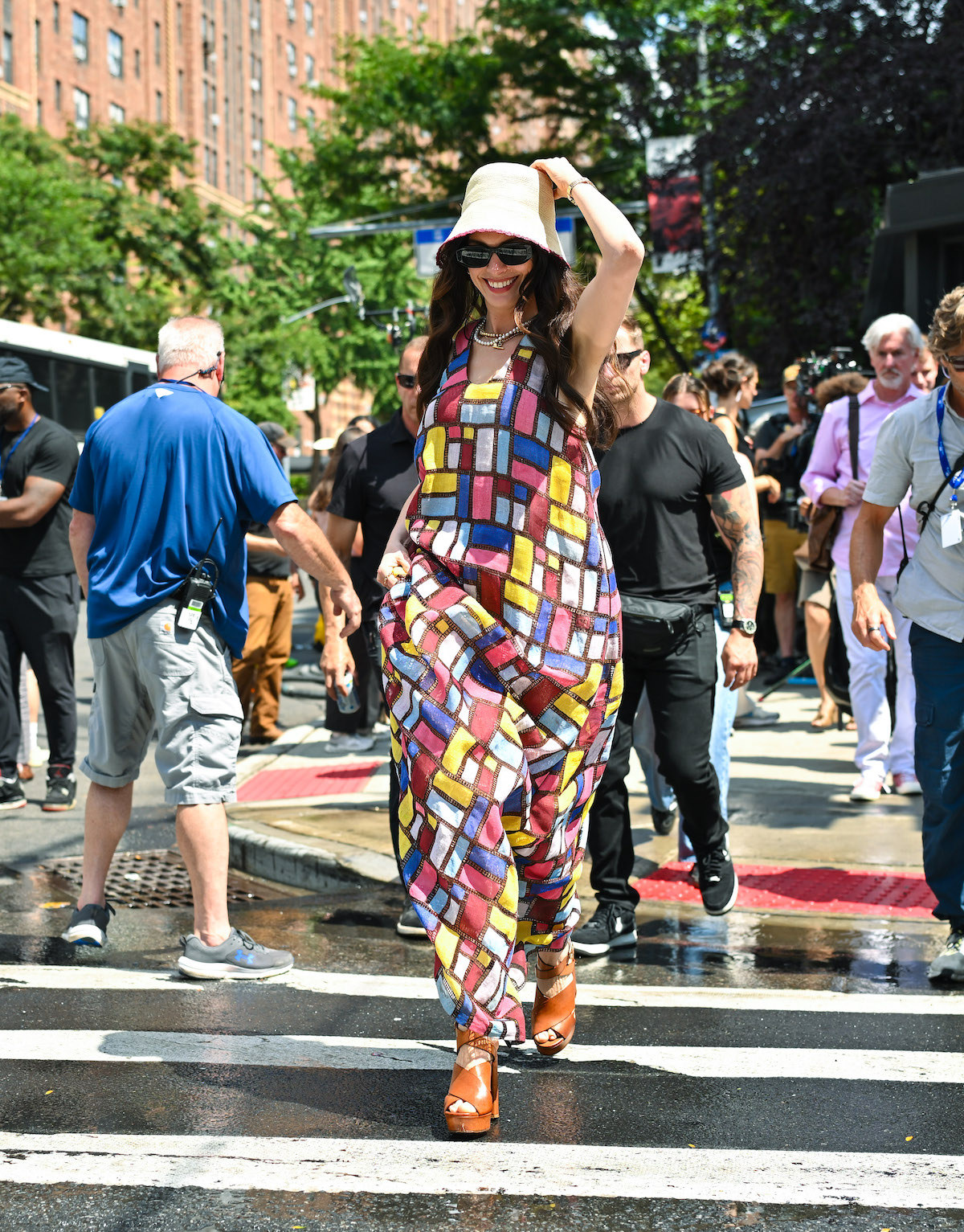 Anne Hathaway színes patchwork ruhában