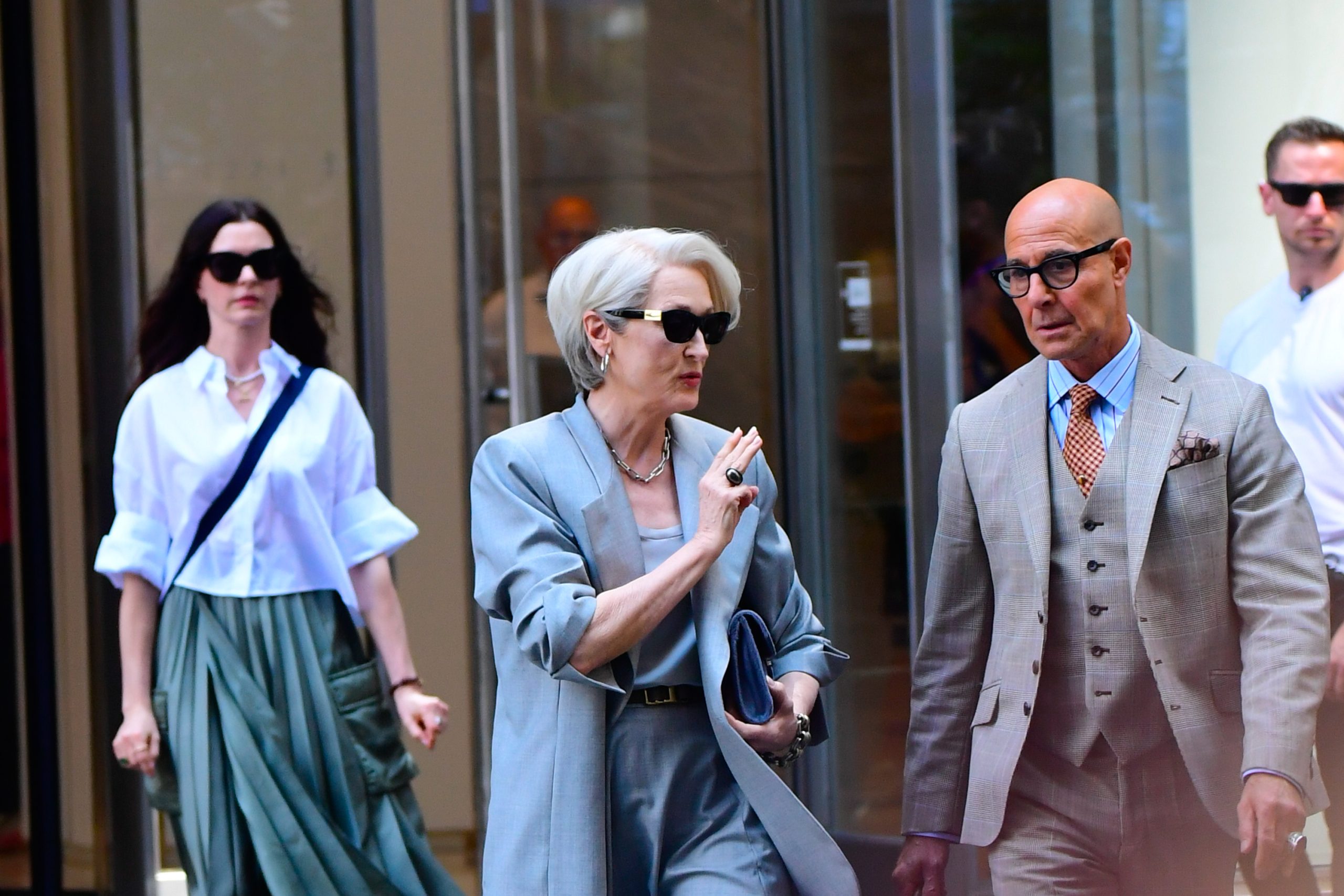 Anne Hathaway, Meryl Streep és Stanley Tucci az utcán sétálnak