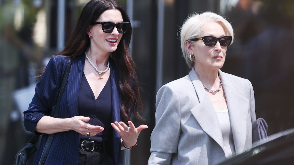Meryl Streep és Anne Hathaway napszemüvegben beszélget az utcán