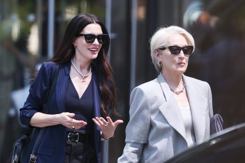 Meryl Streep és Anne Hathaway napszemüvegben beszélget az utcán