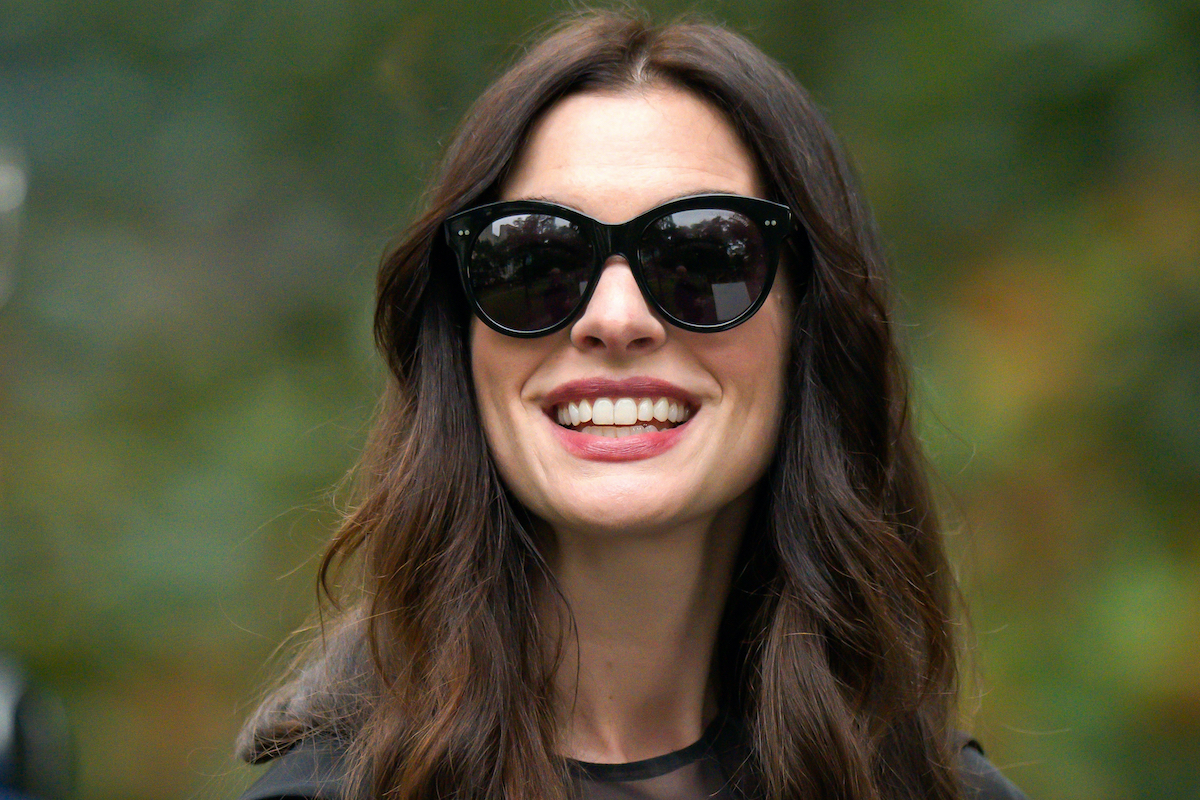 Anne Hathaway napszemüvegben mosolyog