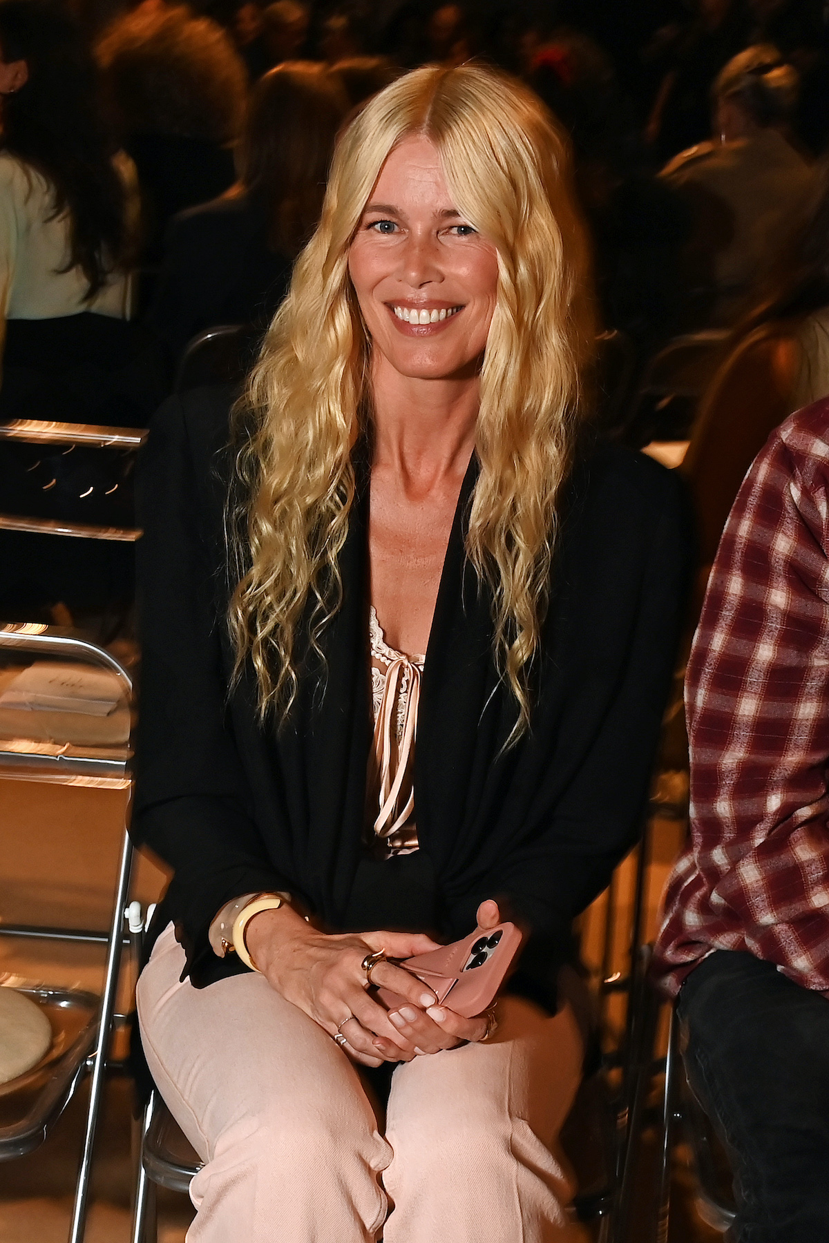 Claudia Schiffer hosszú szőke hajjal, nevetve