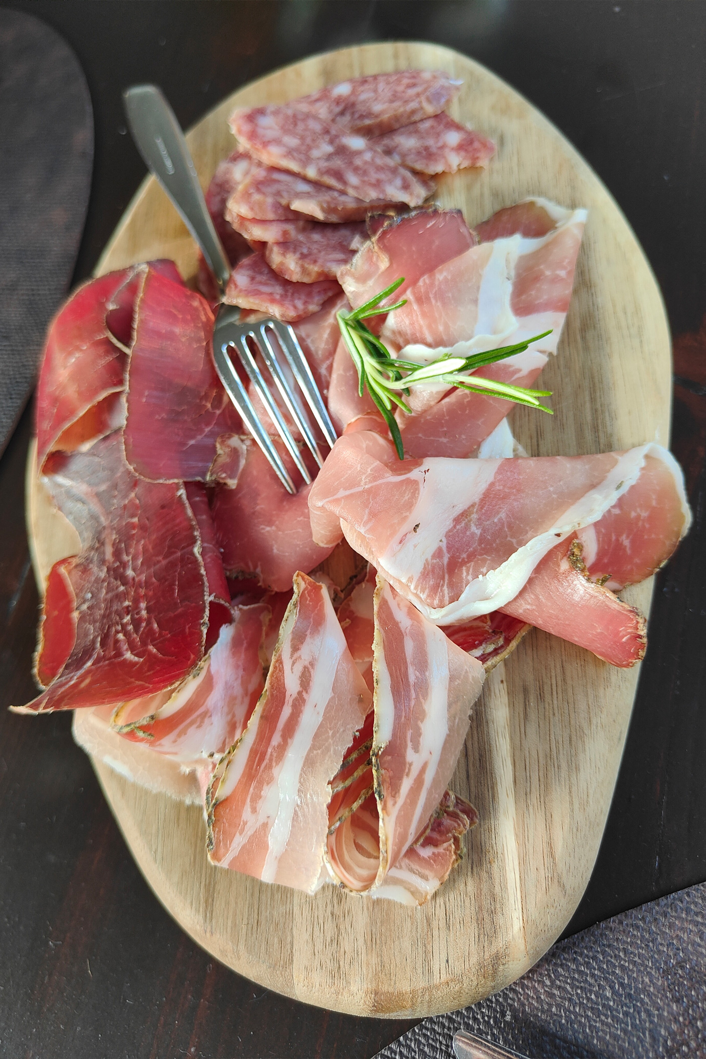 Sonka, szalámi, feldolgozott húsok egy fatálon