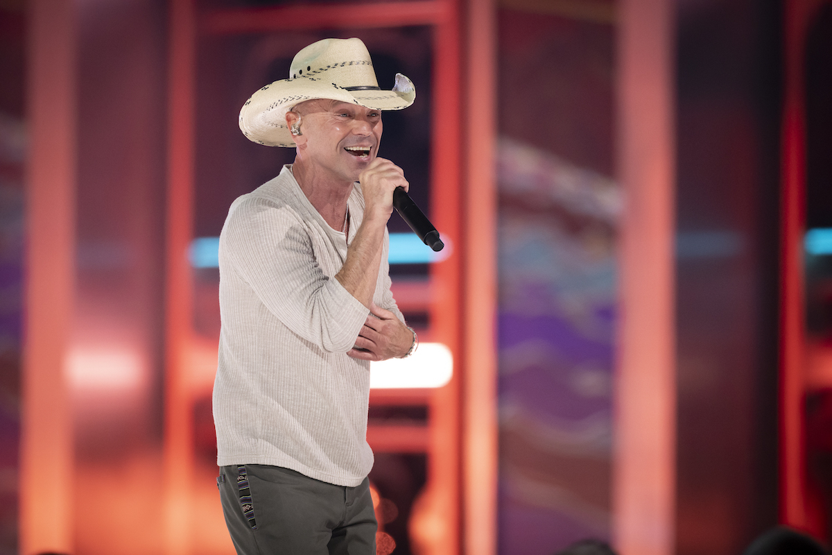KENNY CHESNEY kalapban, mikrofonnal