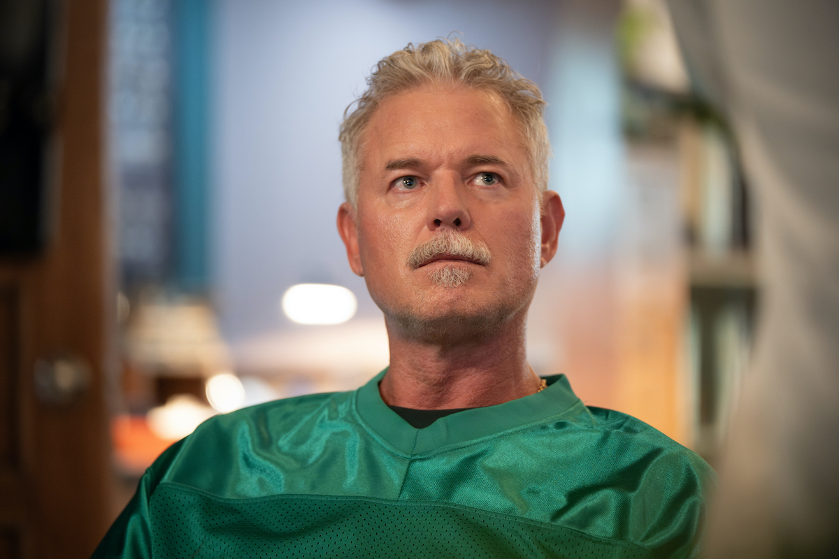 Eric Dane zöld ruhában, ősz hajjal
