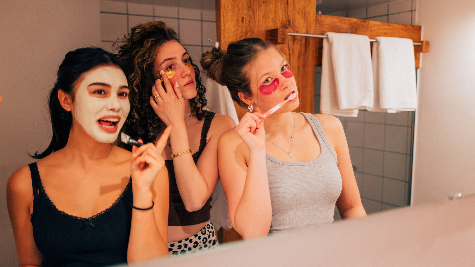 Fiatal lányok készülődnek tükör előtt