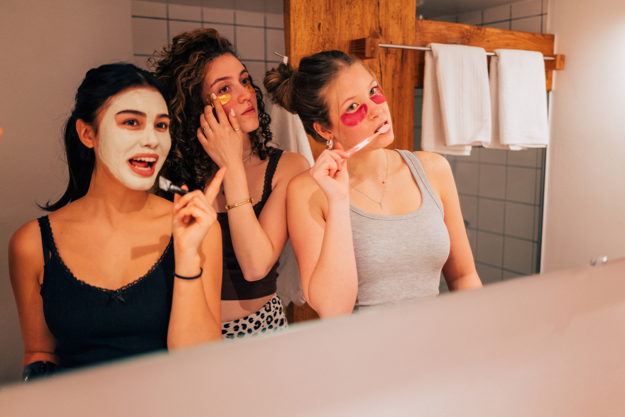 Fiatal lányok készülődnek tükör előtt