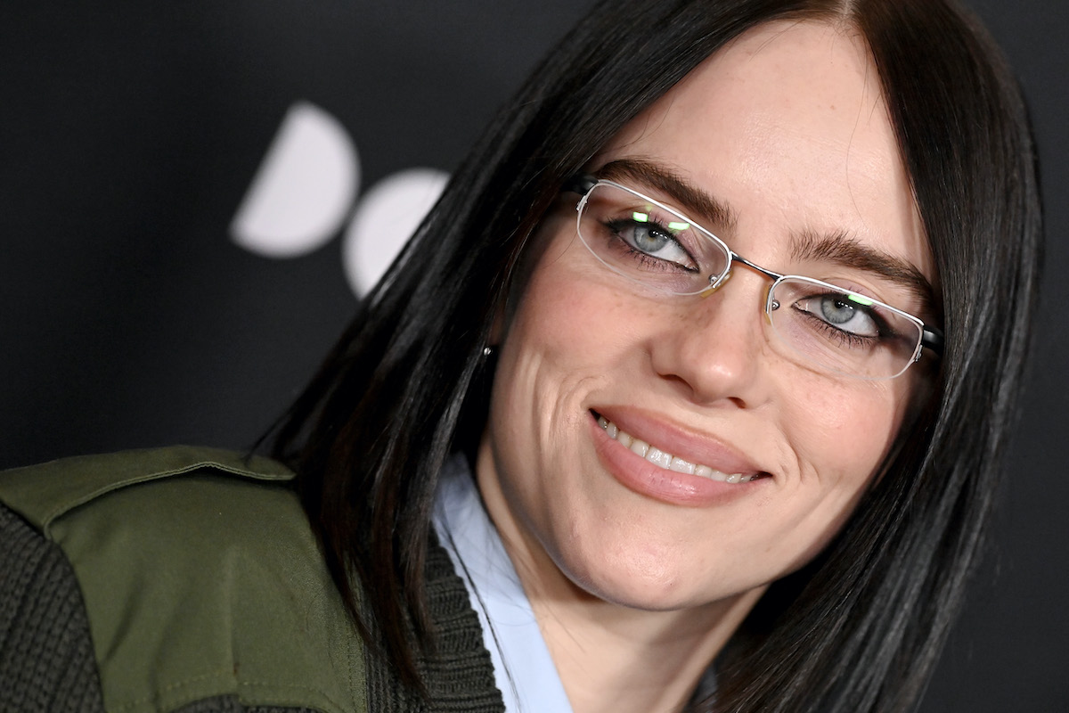 Billie Eilish szemüvegben mosolyog