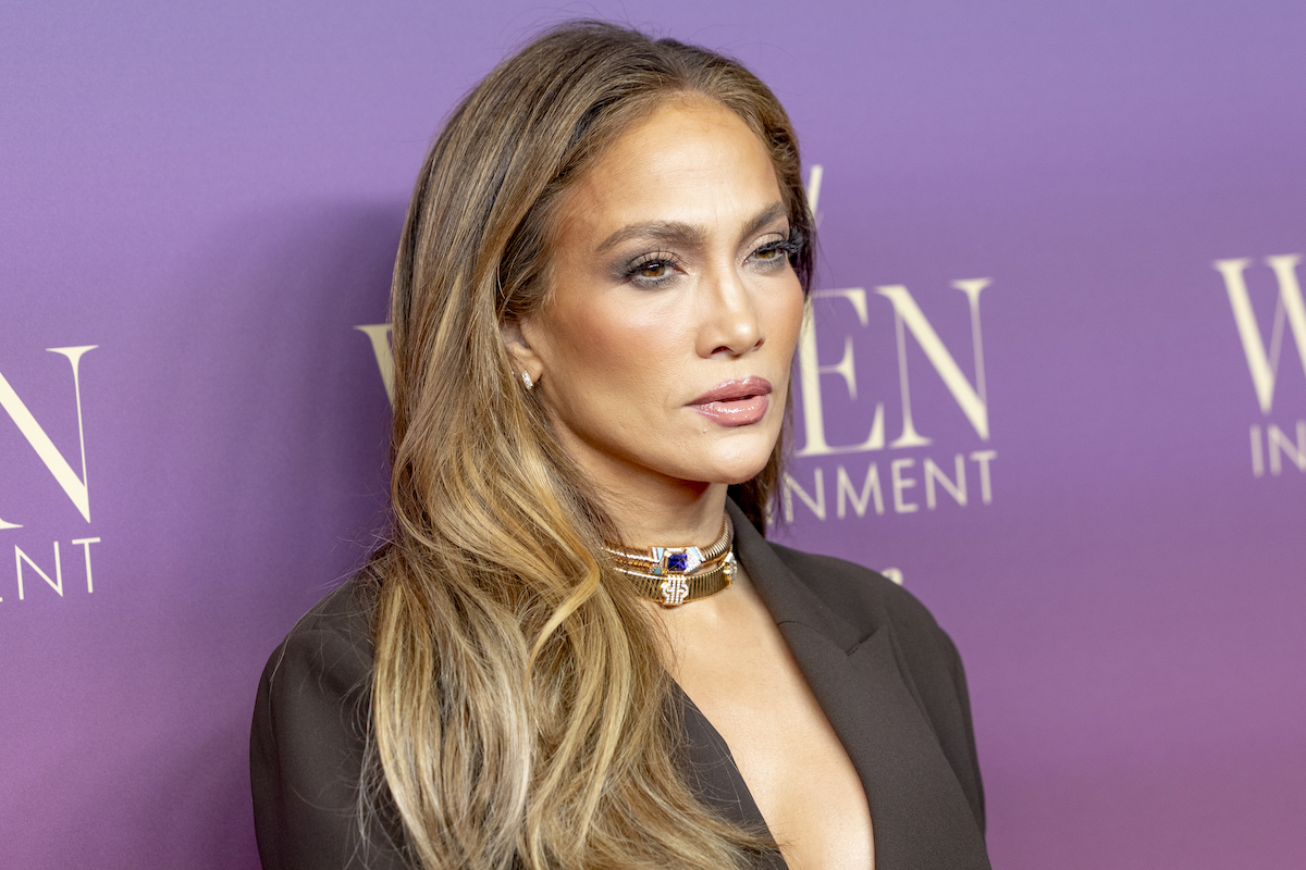 Jennifer Lopez lila háttér előtt