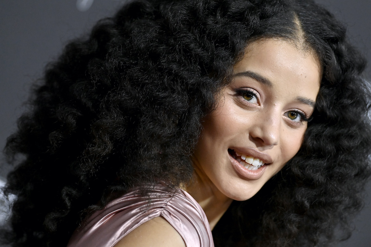 Chase Infiniti portré rózsaszín felsőben kiengedett hajjal