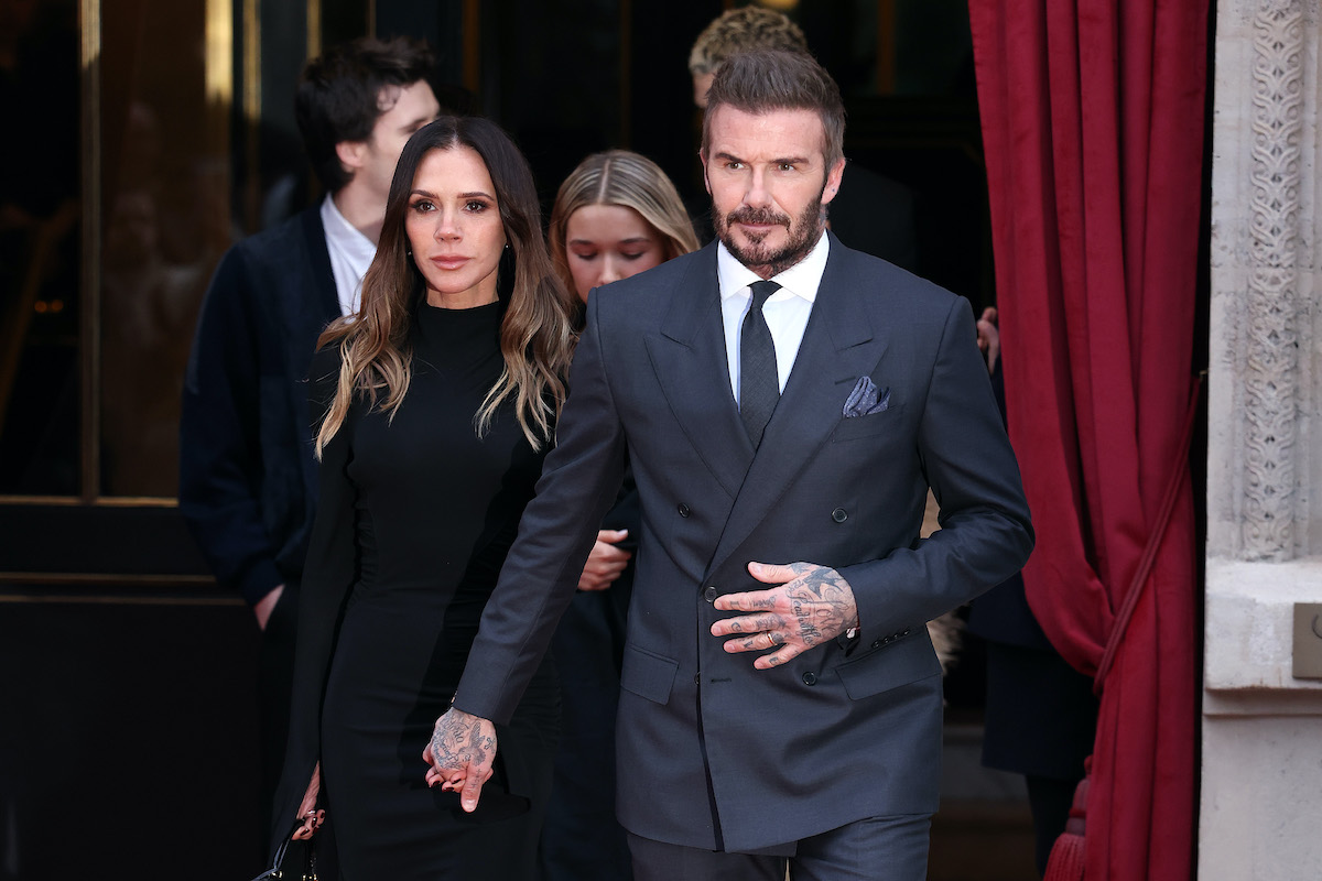 Victoria Beckham fekete ruhában és David Beckham öltönyben lép ki a nyilvánosság elé
