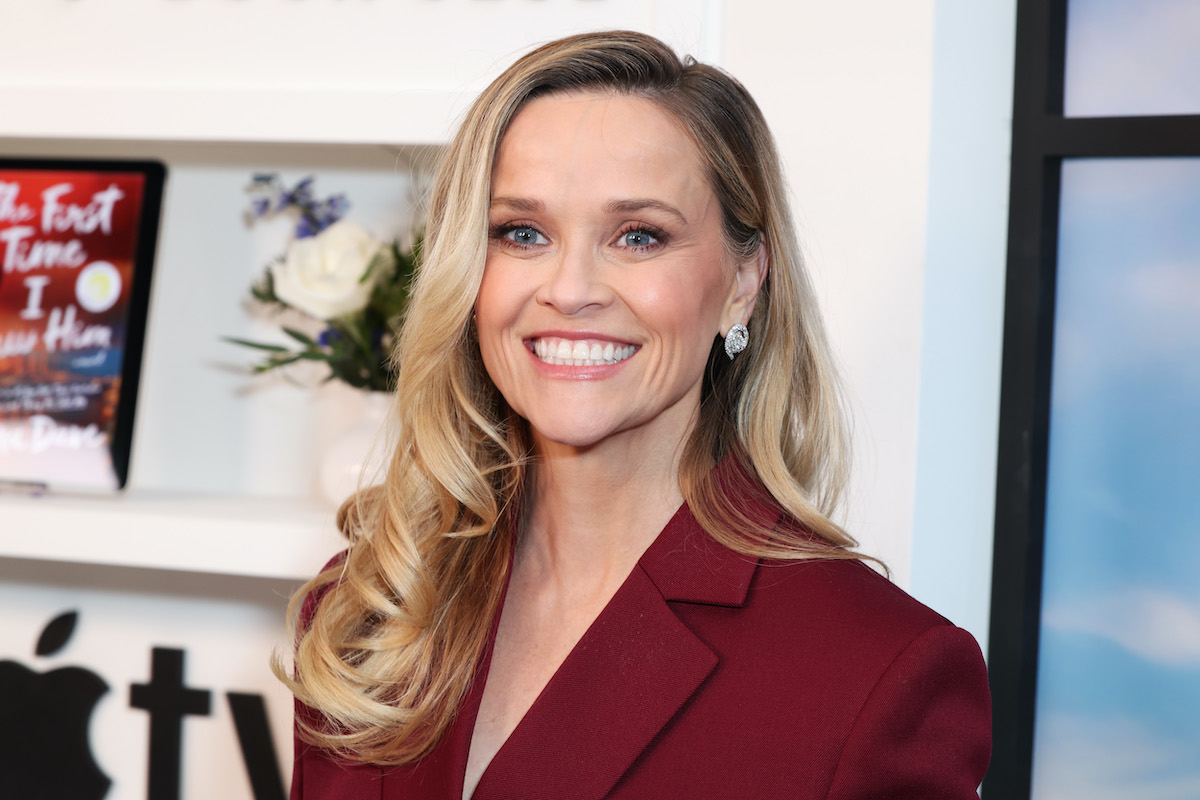 Reese Witherspoon bordó blézerben mosolyog