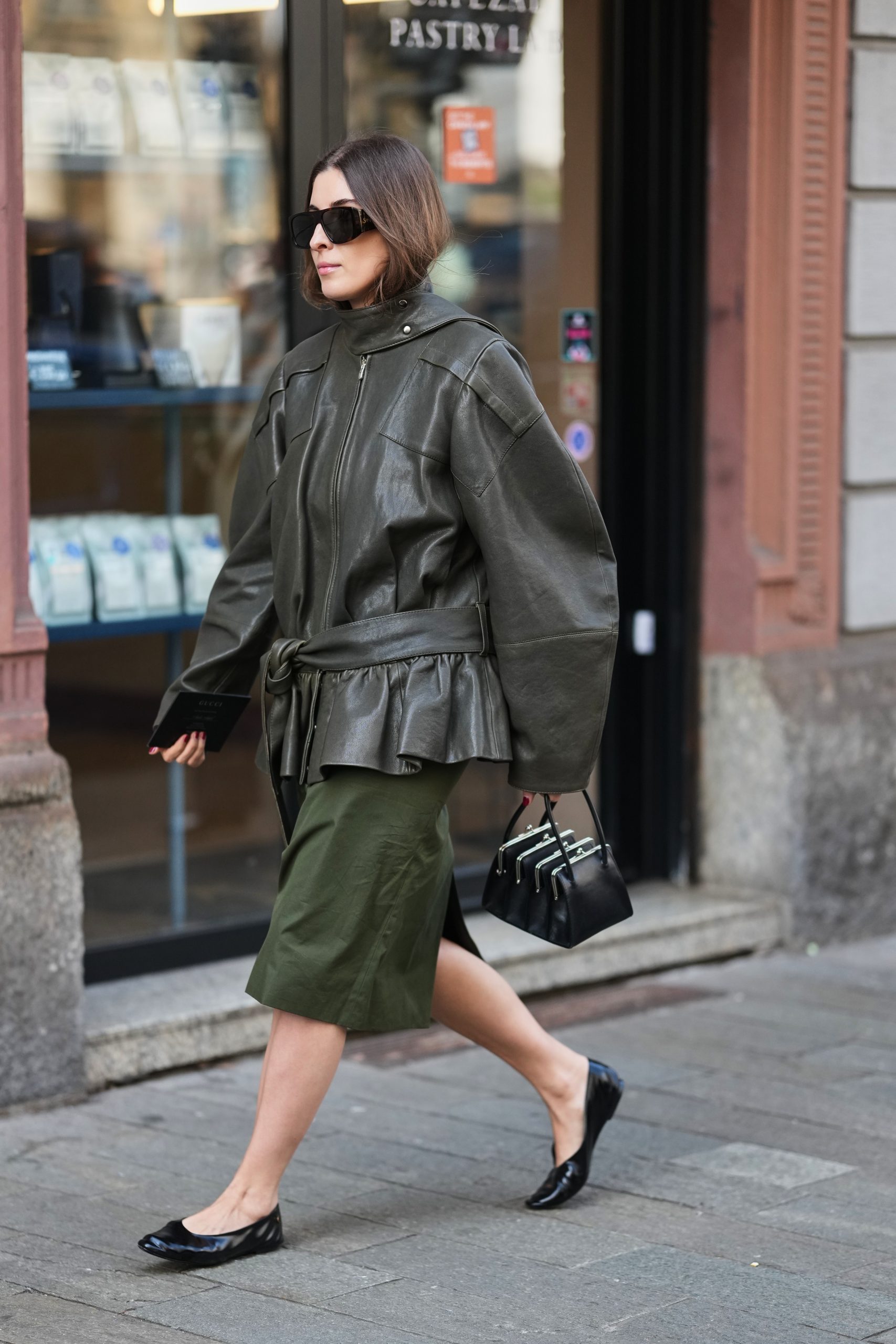 Divatos nő balerinacipőben sétál az utcán