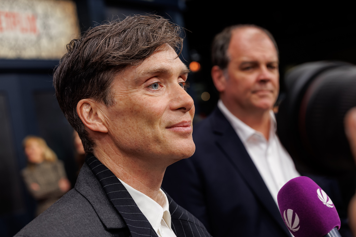 Cillian Murphy, a háttérben idősebb férfi