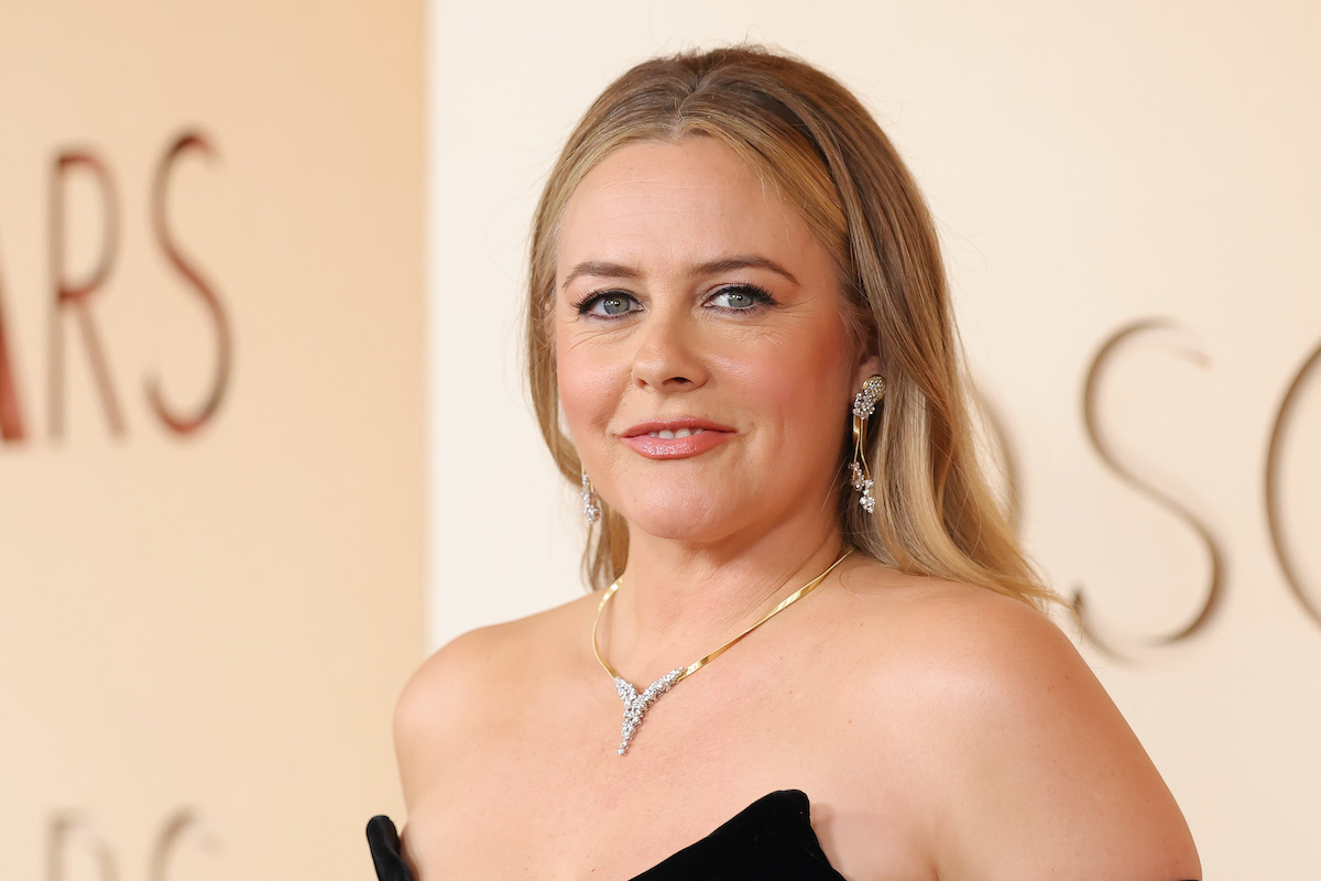 Alicia Silverstone feket pánt nélküli ruhában – portré