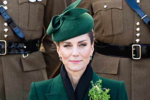 Katalin hercegné zöld kabátban és kalapban