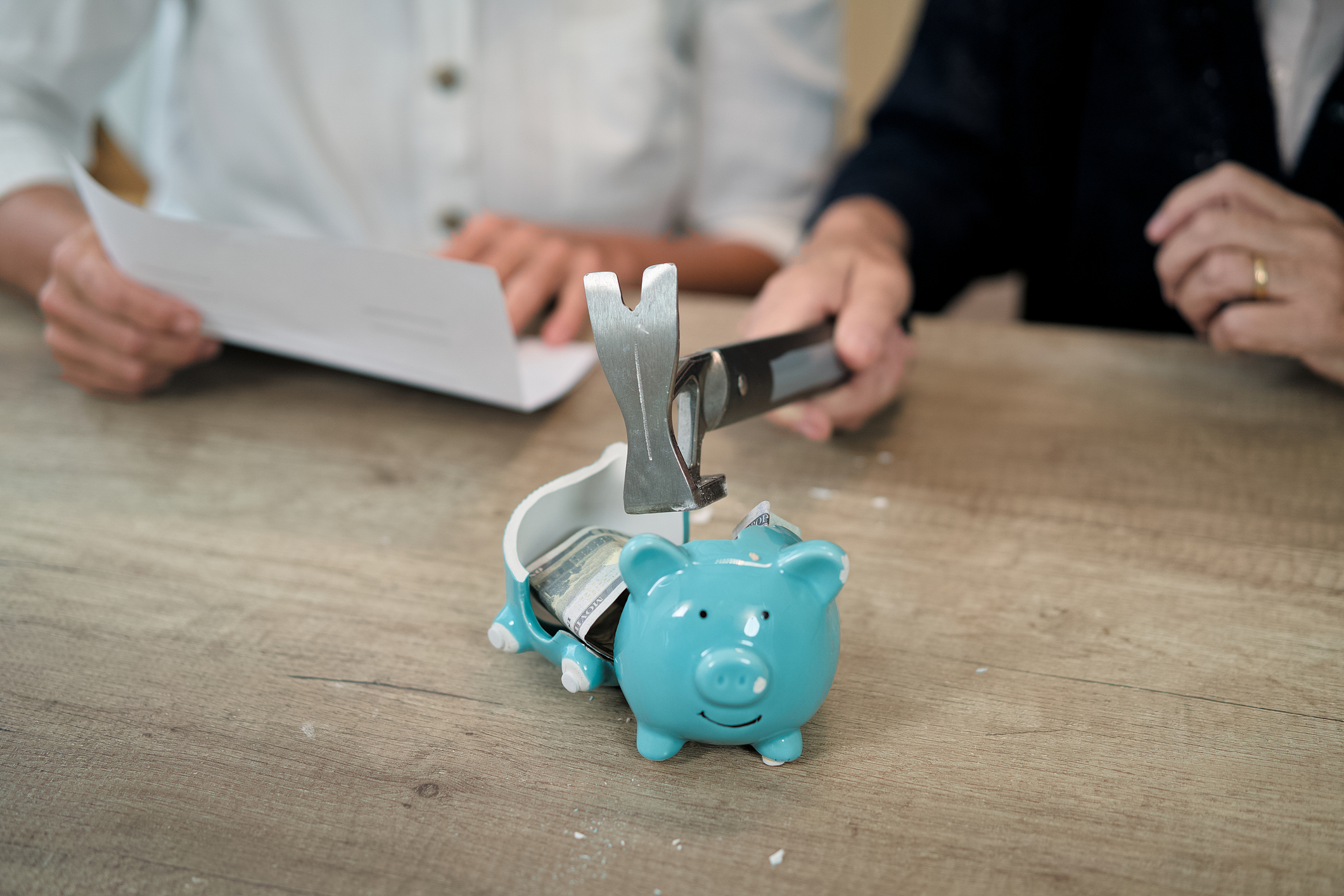 parkapcsolati-trend-hobosexual-partner | Marie Claire pár kék perselymalacot tör fel kalapáccsal