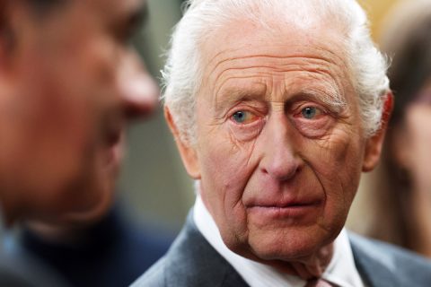 Idős Károly király közeli felvételen