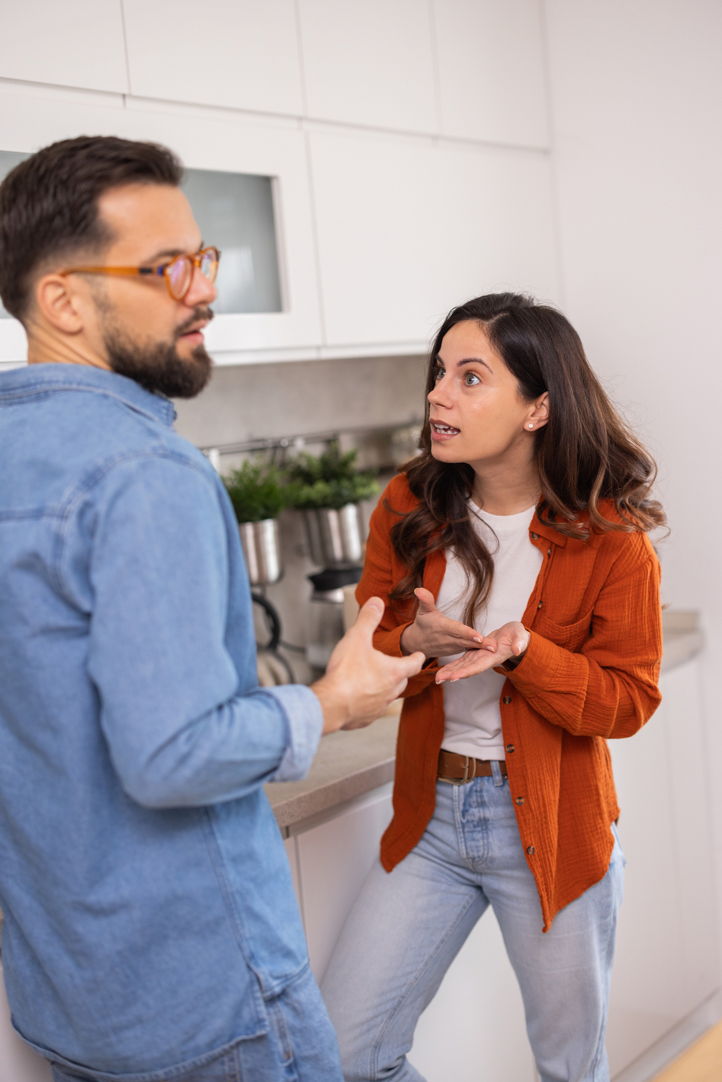 Egy pár veszekszik a konyhában