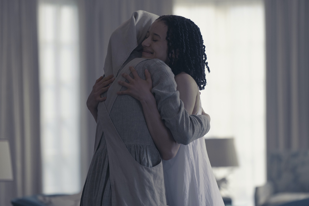 két fiatal nő átöleli egymást