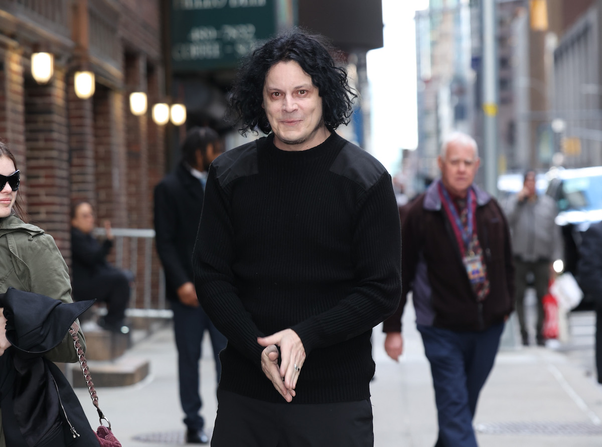 Jack White az utcán, fekete ruhában