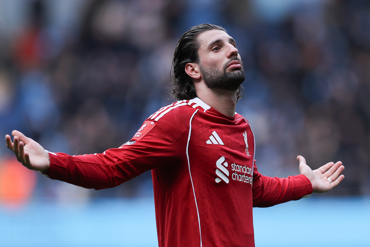 2026 április 4. Manchester City - Liverpool - Emirates FA Cup negyeddöntő, Szoboszlai Dominik piros mezben felemeli a kezét