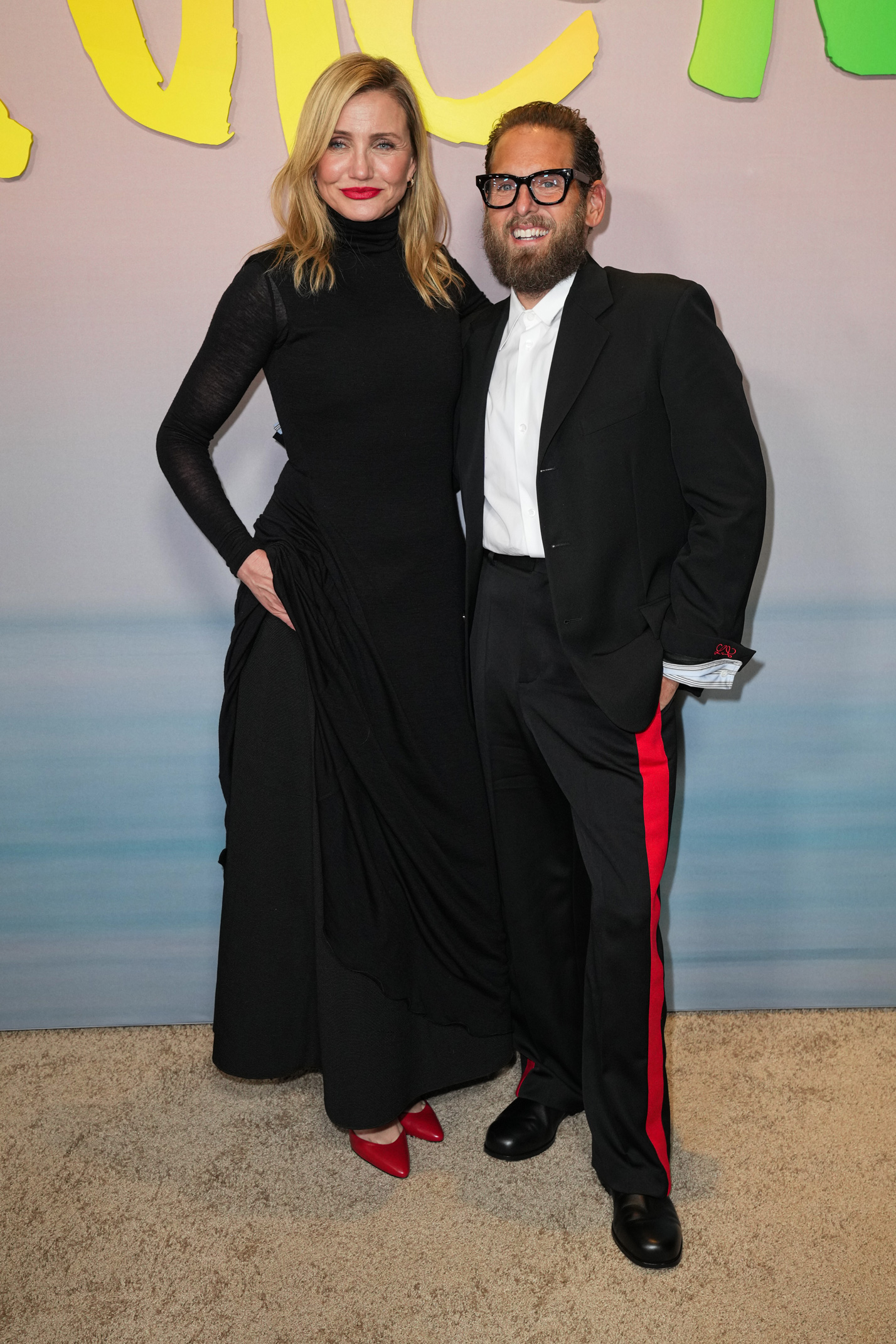 Cameron Diaz és Jonah Hill félig ölelkezve mosolyognak a kameráknak