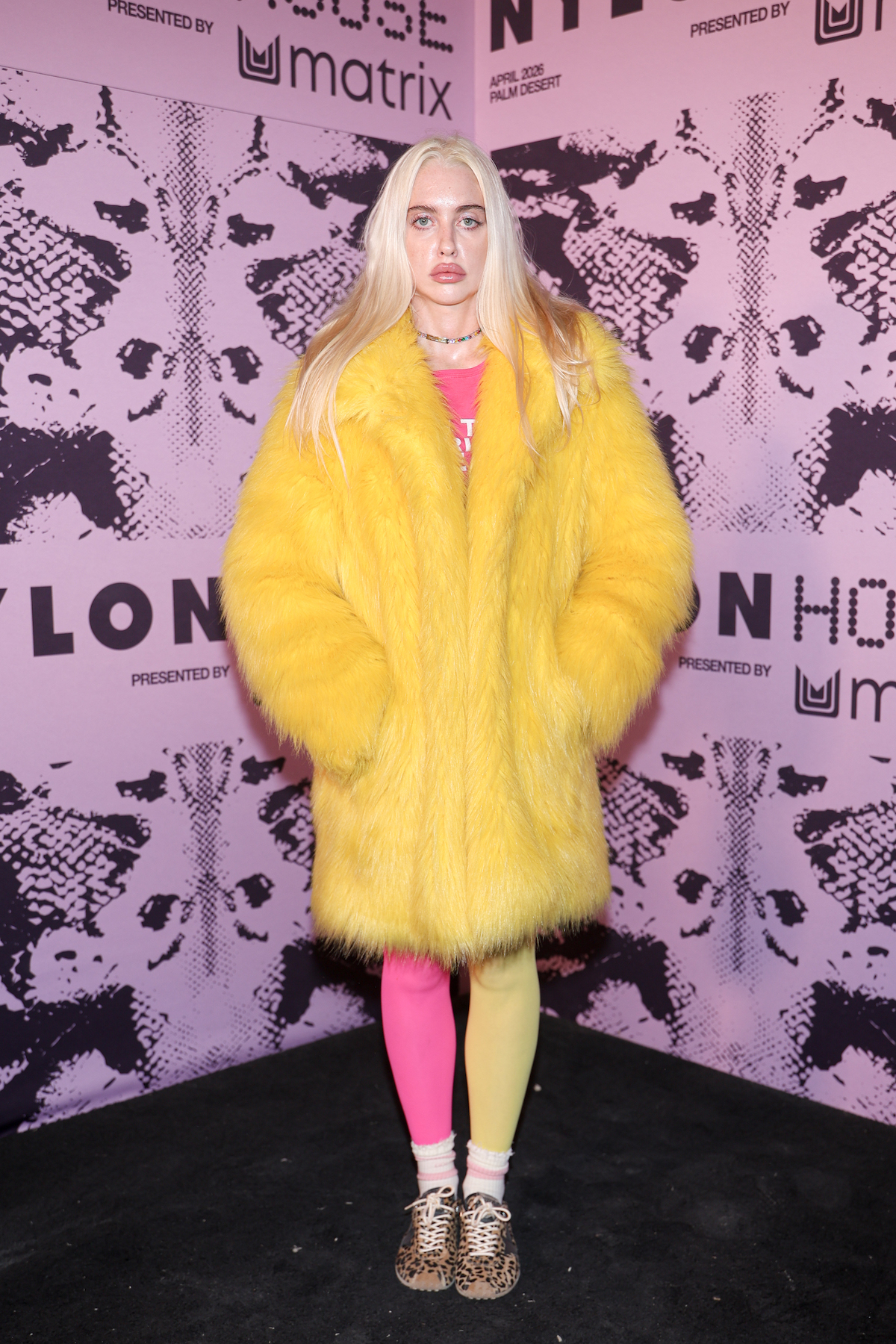 coachella-2026-ruhak-es-sztarok | Marie Claire Chloe Cherry sárga kabátban, rózsaszín sárga nadrágban