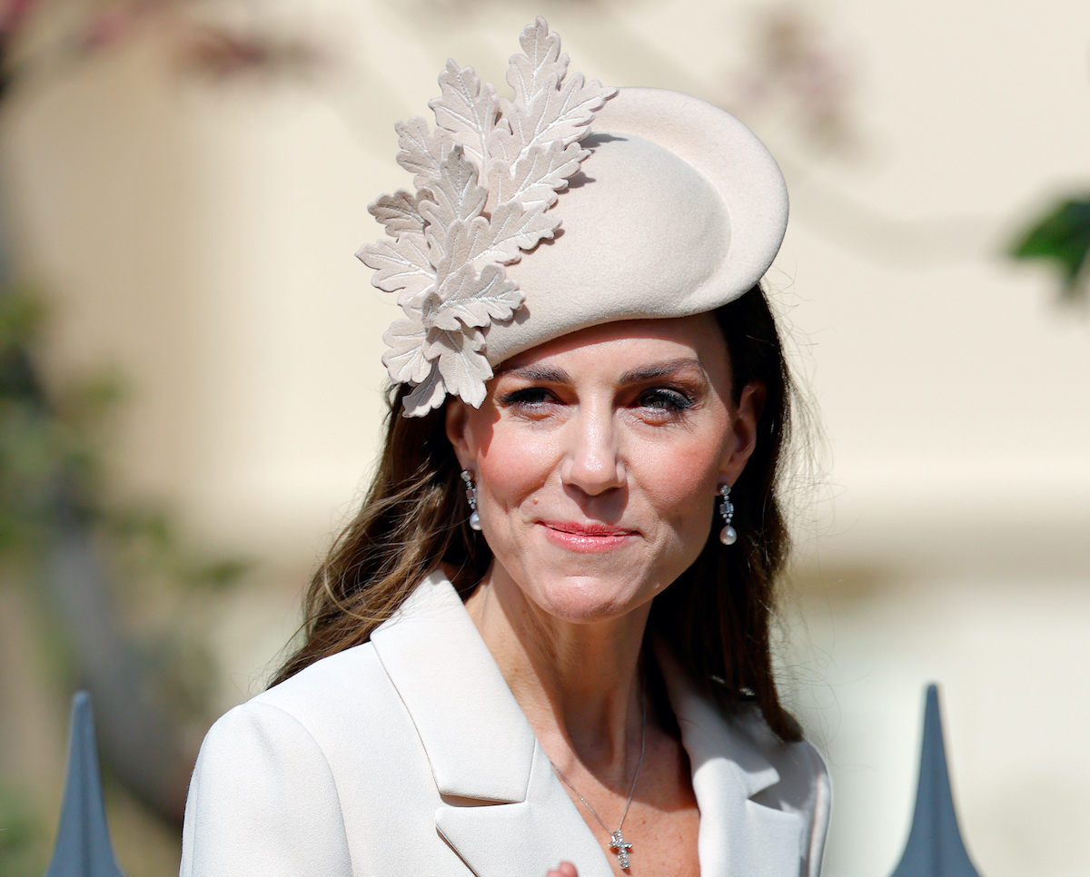 Katalin hercegné fehér blézerben és kalapban