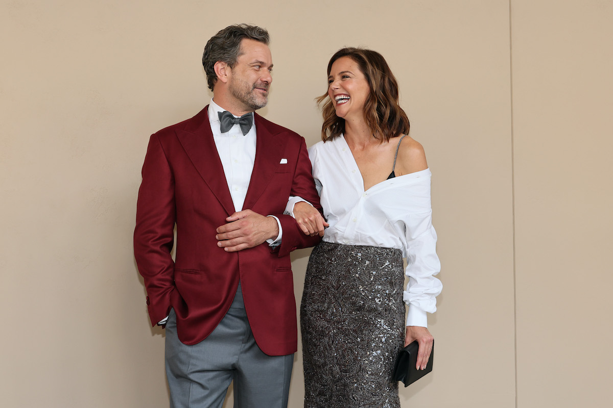 Joshua Jackson bordó zakóban, csokornyakkendőben és Katie Holmes fehér blúzban, csillogó szoknyában egymásra mosolyognak