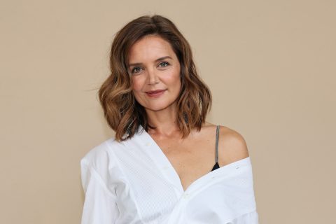 Katie Holmes fehér blúzban