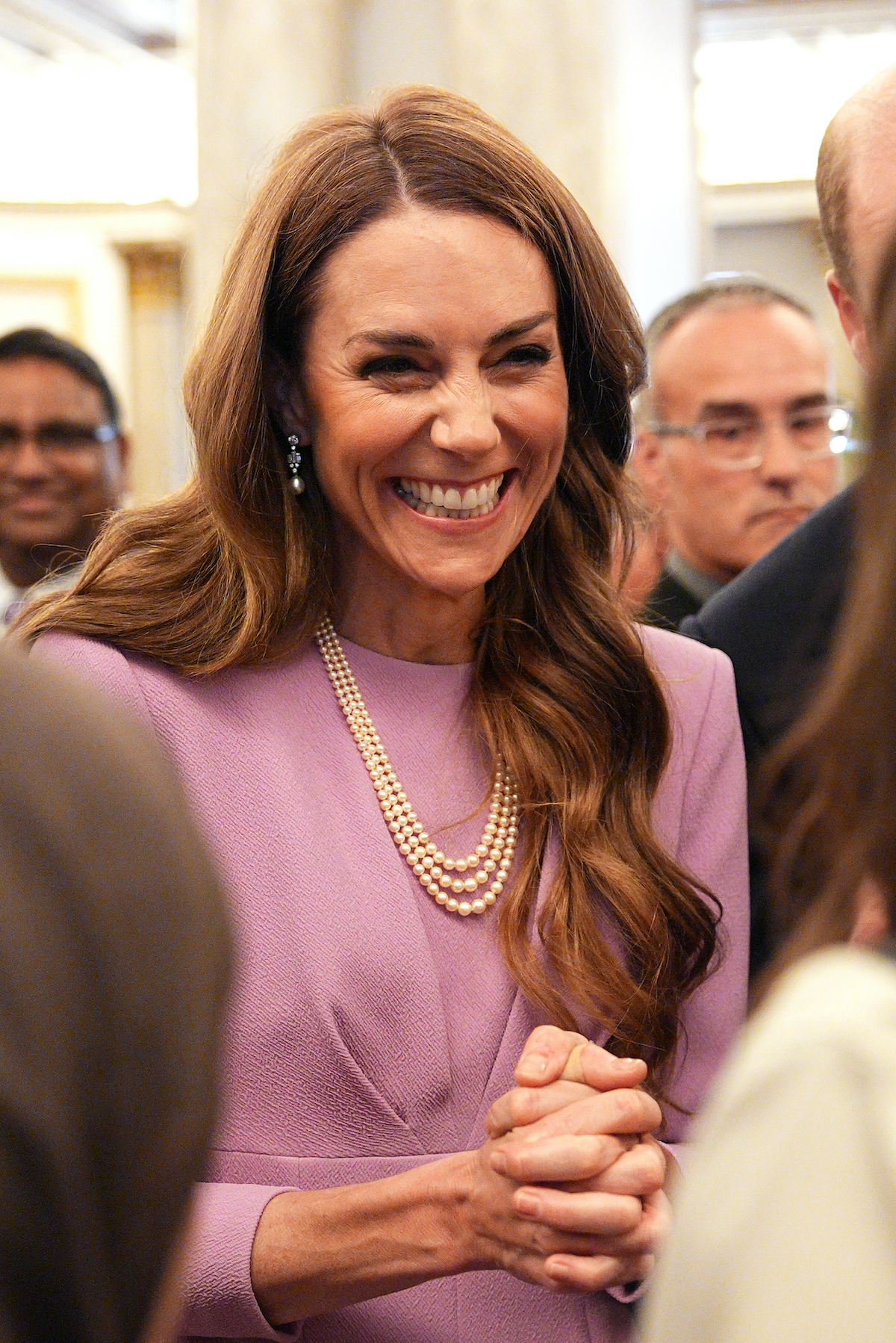 Katalin hercegné rózsaszín ruhában és gyöngysorral nevet