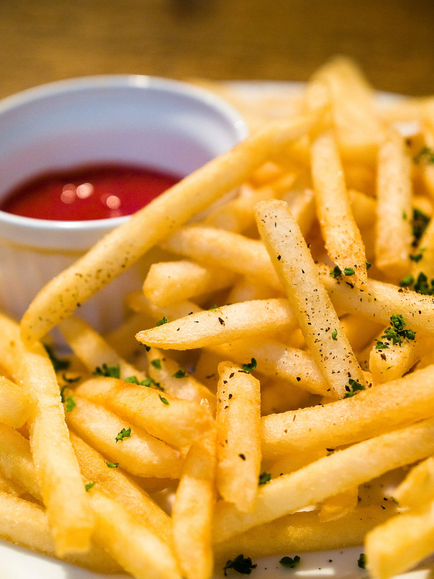 Egy tál sült krumpli ketchuppal