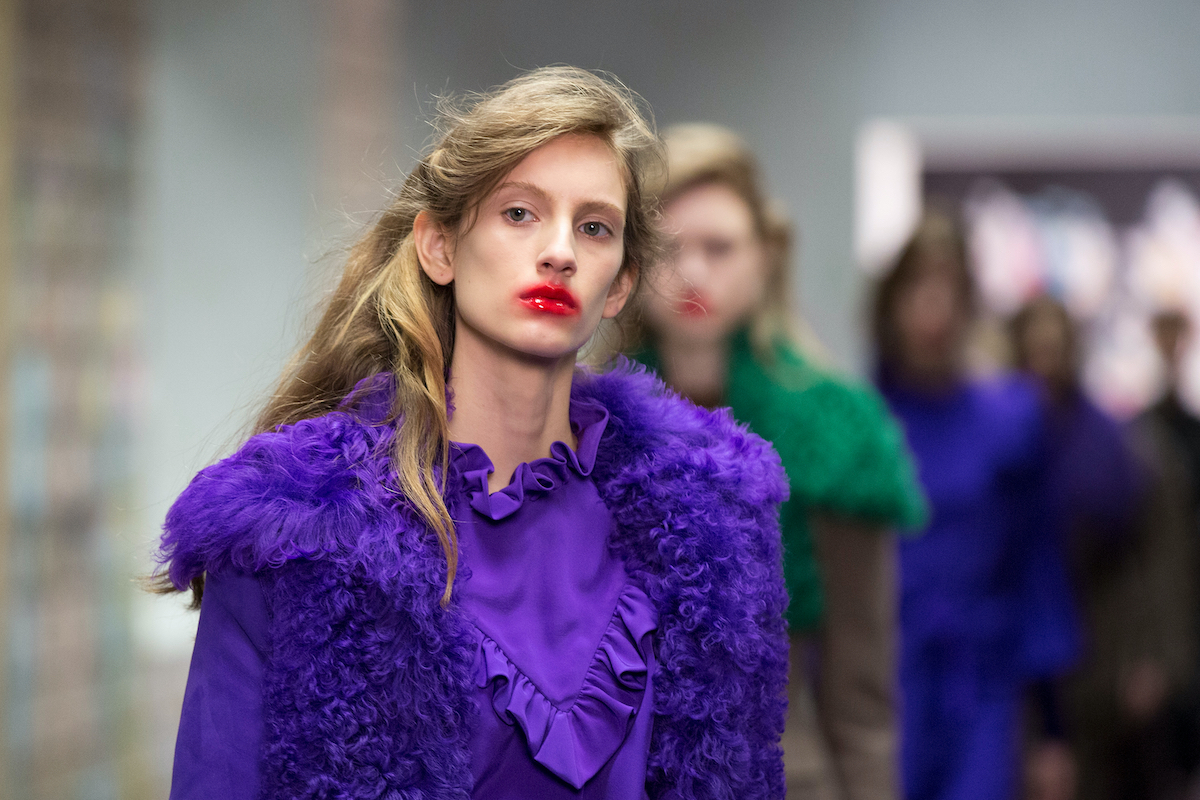 modell a kifutón lilában, szétkent ajkakkal